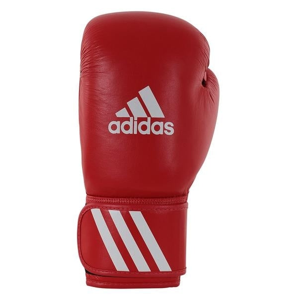 Röd Adidas WAKO kickboxningshandske i konstläder sedd framifrån
