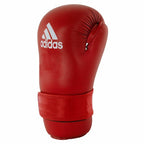 Röda Adidas ITF handskydd som är ITF- och WAKO-godkända