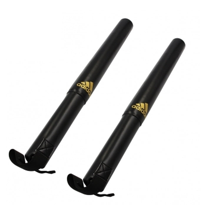 Ett par svarta och guldfärgade Adidas striking sticks med handledsslingor