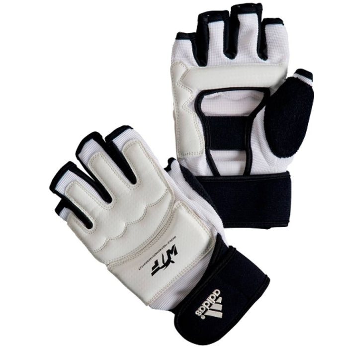 Svarta och vita Adidas WT Fighter taekwondohandskar med smidig konstruktion