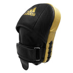 Svarta och guldfärgade Adidas Star Pro Speed fokusmittsar med flerskikts skumstoppning, i perforerat läder för ventilation