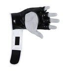 Svarta och silverfärgade Adidas Speed Fight MMA-handskar sedda från handflatan, med ventilation