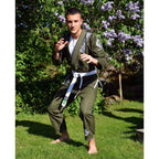 Khakigrön Budo-Nord Aprendiz BJJ-dräkt byggd för hårda grepp och regelbunden tvätt