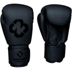 Ett par svarta Budo-Nord Fight Gear Cross boxningshandskar med förböjd flerlagerstoppning