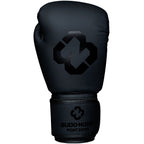 Svarta Budo-Nord Fight Gear Cross boxningshandskar med bred handledsrem med kardborre, sedda framifrån