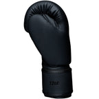 Svarta Budo-Nord Fight Gear Cross boxningshandskar med naturlig handposition och stötdämpning, sedda från vänster sida