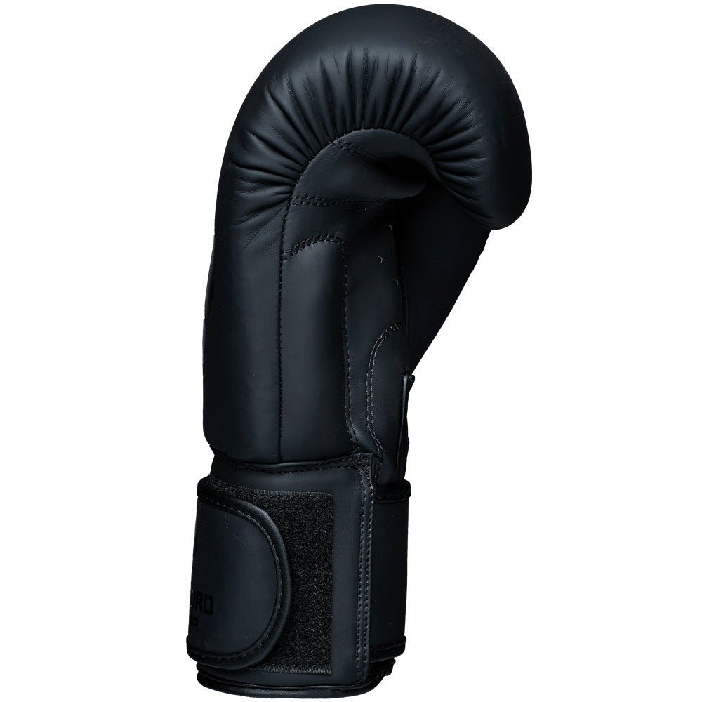 Svarta Budo-Nord Fight Gear Cross boxningshandskar med förböjd flerlagerstoppning, sedda från höger sida