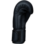 Svarta Budo-Nord Fight Gear Cross boxningshandskar med förböjd flerlagerstoppning, sedda från höger sida