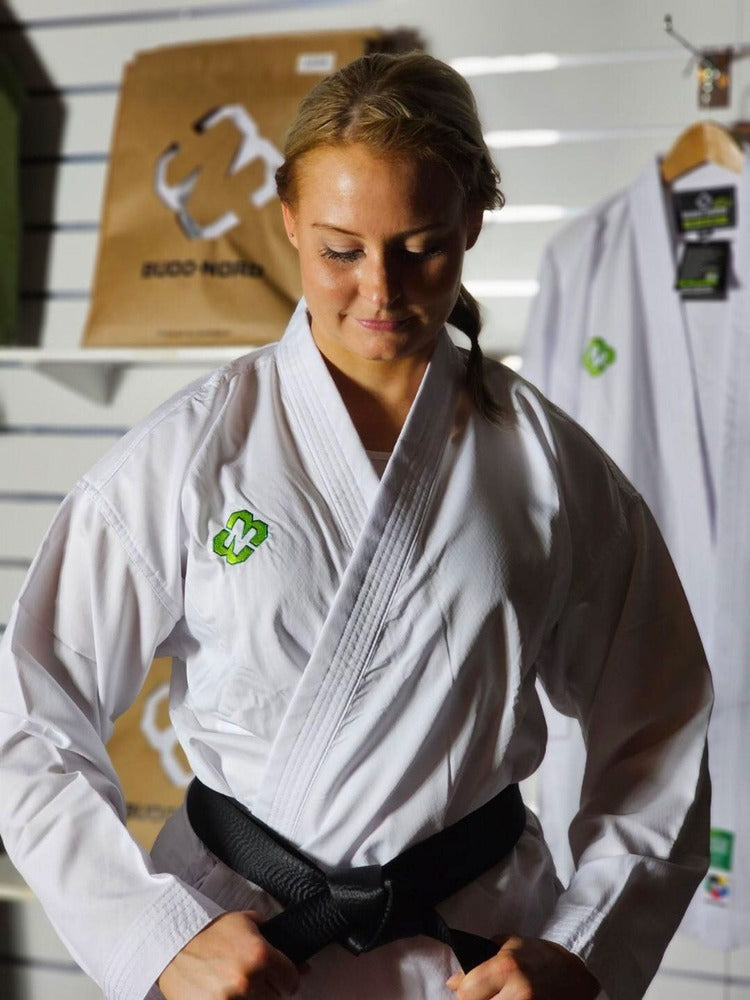 Vit Budo-Nord Mirai WKF karatedräkt i hydrofobt material som tar upp lite fukt