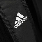 Närbild på svart och vit Adidas Boxing ryggsäck på cirka 31 liter som öppnas helt via locket
