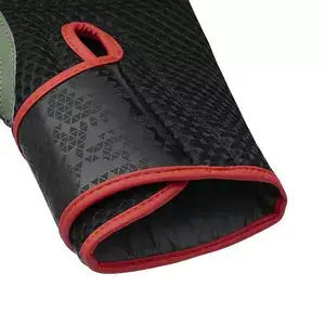 Närbild på röda Adidas Combat 50 boxningshandskar