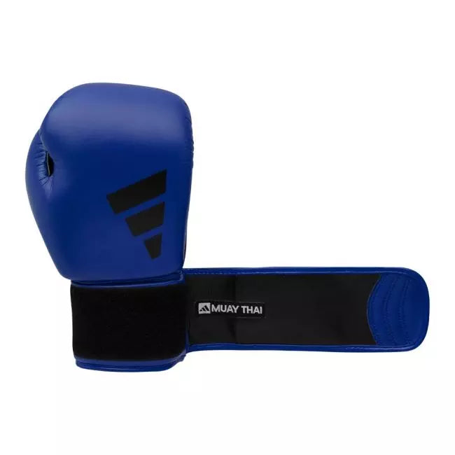 Blå och svarta Adidas Thai Tilt FW22 boxningshandskar med ergonomisk TILT-design, med ventilerad handflata