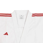 Vit och röd Adidas Shori Kata karatedräkt i 70 % bomull och 30 % polyester