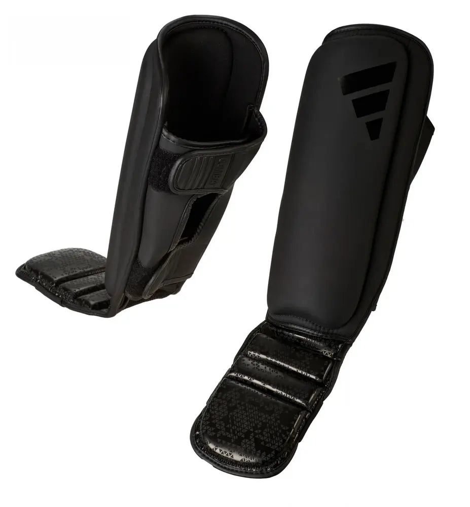 Svarta Adidas Combat 50 ben- och vristskydd med kraftig stoppning och integrerad fotdel