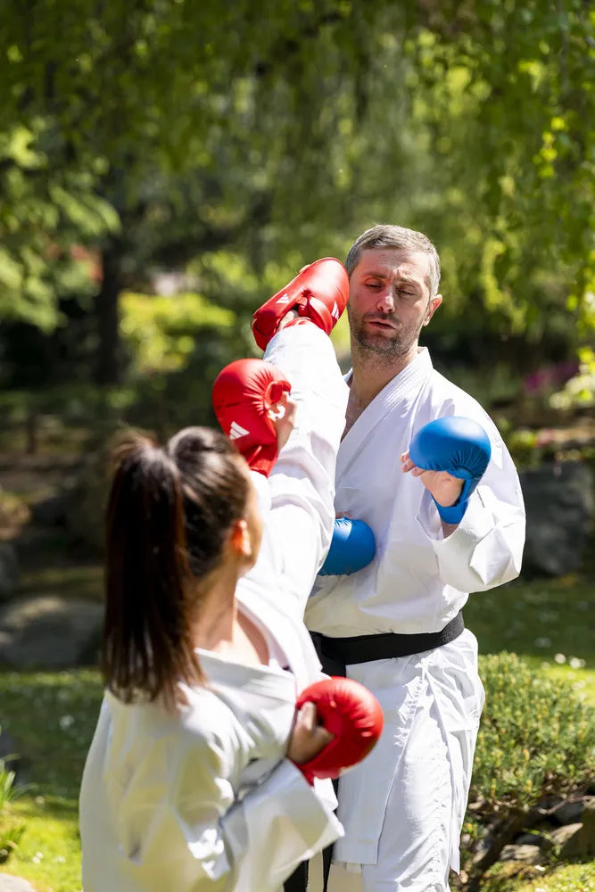Adidas WKF knogskydd som är godkända för kumite, med uppdaterad elastisk konstruktion