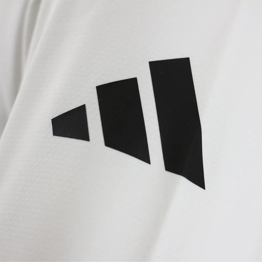 Vit Adidas Adi Fighter Pro WT taekwondodräkt med svarta Adidas-logotyper, med Easy-to-move-passform