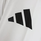 Vit Adidas Adi Fighter Pro WT taekwondodräkt med svarta Adidas-logotyper, med Easy-to-move-passform