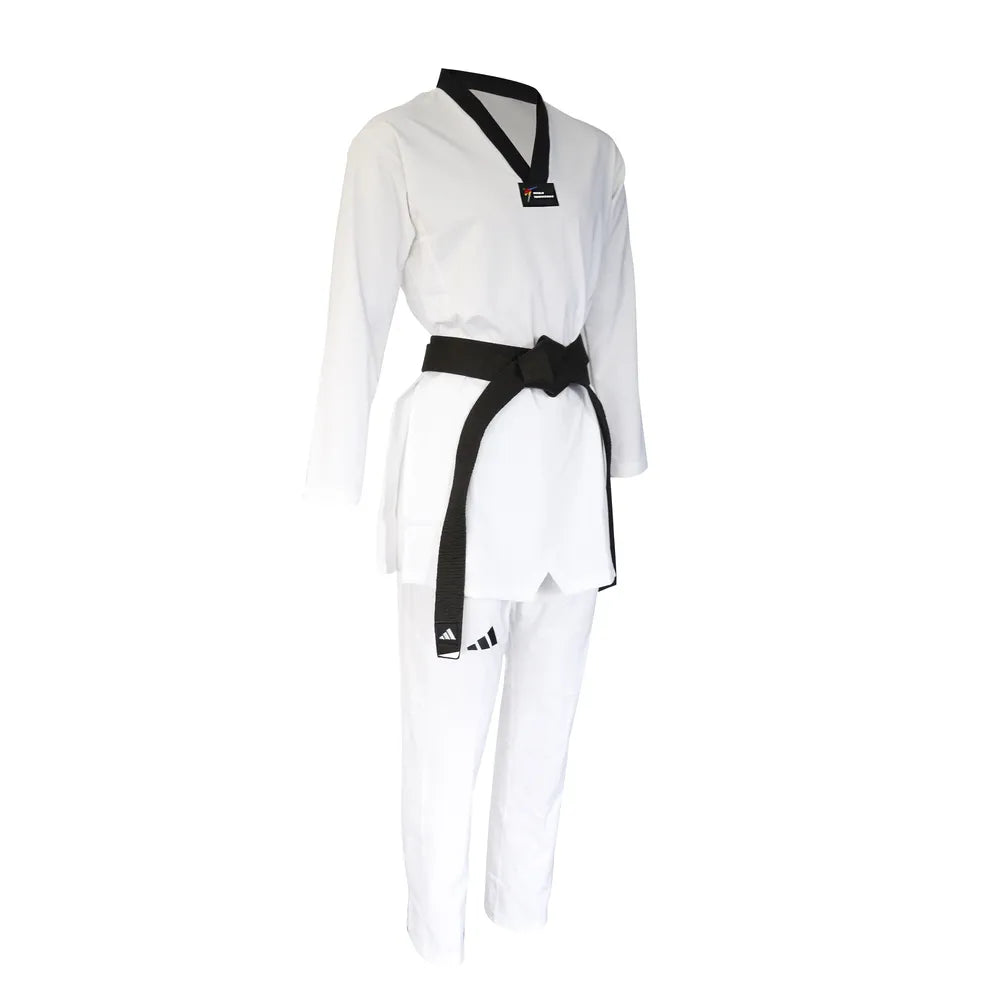 Vit Adidas Adi Fighter Pro WT taekwondodräkt med svarta Adidas-logotyper, med meshpaneler för ventilation