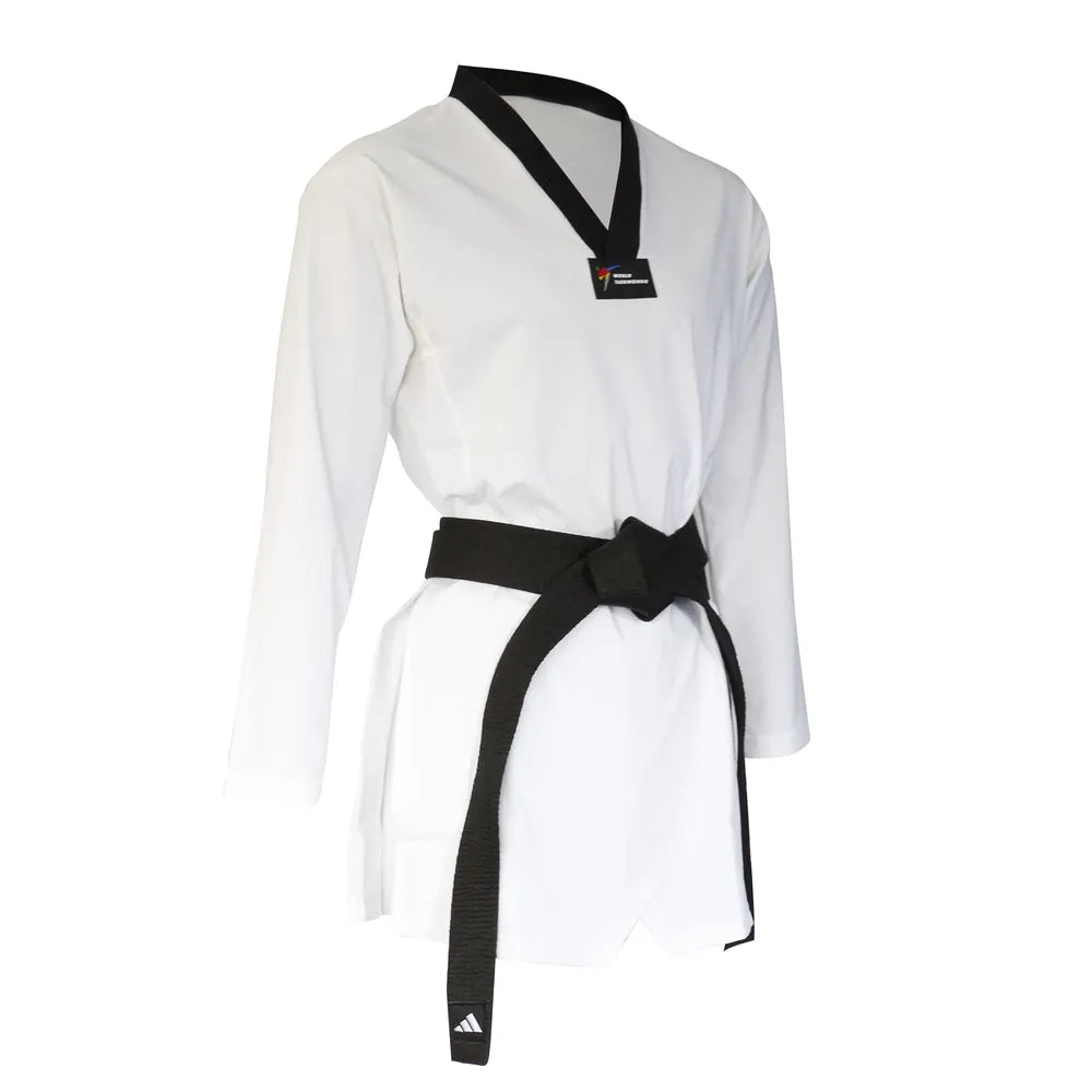 Vit Adidas Adi Fighter Pro WT taekwondodräkt med svarta Adidas-logotyper, för elitutövare