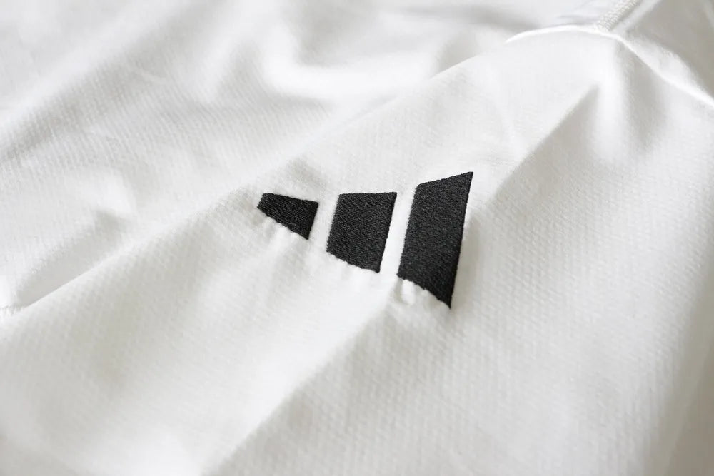 Vit Adidas Adi Fighter Pro WT taekwondodräkt med meshpaneler för ventilation, som är godkänd för tävling