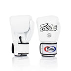 Vita Fairtex BGV1 boxningshandskar med trelagers skumsystem för Muay Thai och boxning