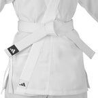 Vit Adidas Adistart karatedräkt för kumite och de första tävlingarna, med meshpaneler för ventilation