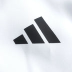Vit Adidas Adistart karatedräkt i lätt och slitstark polyester, i icke-transparent tyg som håller formen