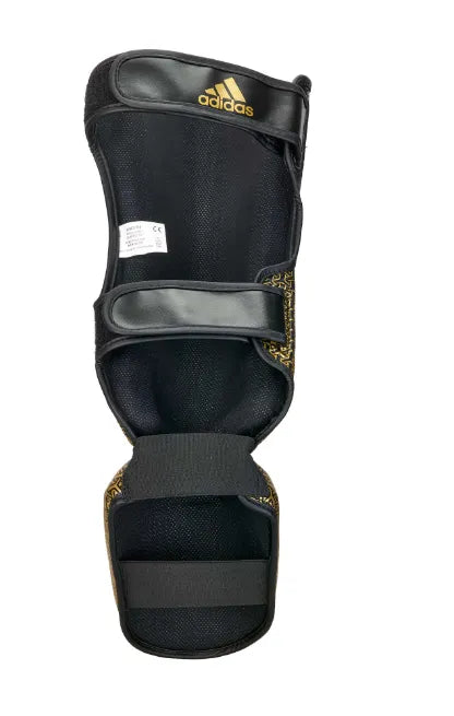 Svarta och guldfärgade Adidas Pro Kickboxing WAKO ben- och vristskydd med FLX 3.0 PU-utsida och Quickdry-teknik