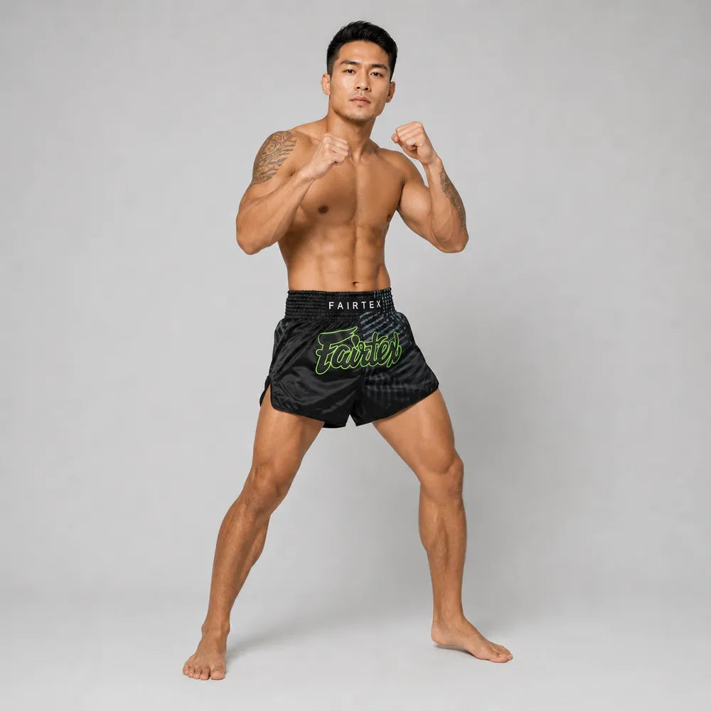 Svarta Fairtex BS1924 thaishorts i Racer Black-design