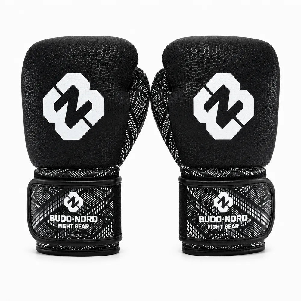 Svarta och vita Budo-Nord Fight Gear Cross Gen 2 boxningshandskar i thaistil med förböjd flerskiktsstoppning
