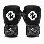Svarta och vita Budo-Nord Fight Gear Cross Gen 2 boxningshandskar i thaistil med förböjd flerskiktsstoppning