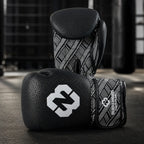 Svarta och vita Budo-Nord Fight Gear Cross Gen 2 boxningshandskar med bred handledsrem