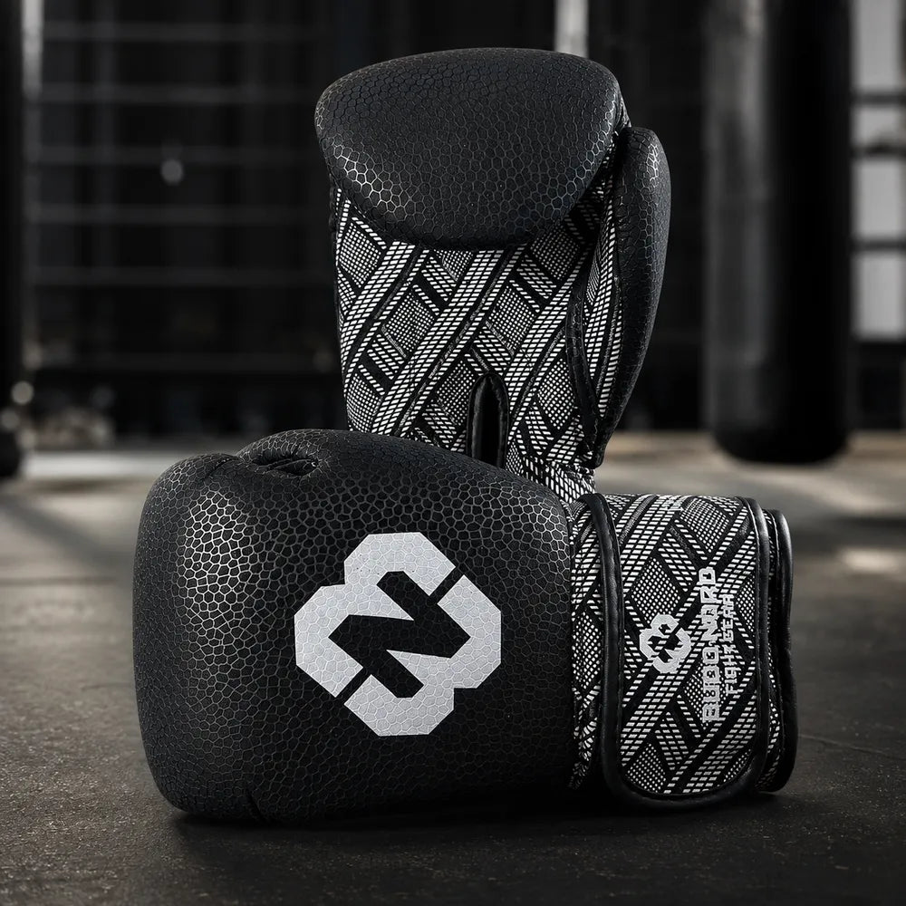 Svarta och vita Budo-Nord Fight Gear Cross Gen 2 boxningshandskar med bred handledsrem