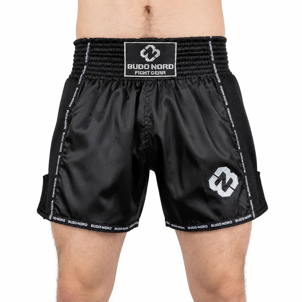 Svarta Budo-Nord Fight Gear TS4 thaishorts i satin med klassisk muay thai-stil