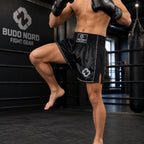 Svarta Budo-Nord Fight Gear TS4 thaishorts för intensiva thaiboxningspass