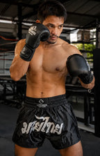 Svarta och silverfärgade Budo-Nord Fight Gear TS2 thaishorts med traditionellt silvermotiv