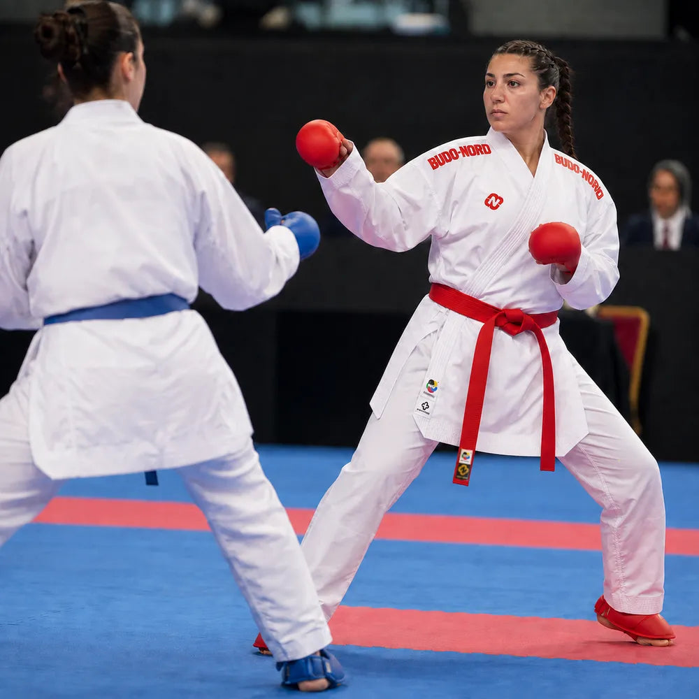 Vändbar röd och blå Budo-Nord Toshi WKF karatedräkt med åtta sömmar i ärm- och benslut
