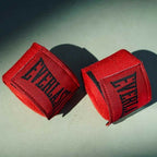 Röda Everlast Elite boxningslindor i elastisk nylon och polyester, 457 cm långa, som ger anpassat stöd före slagträningen